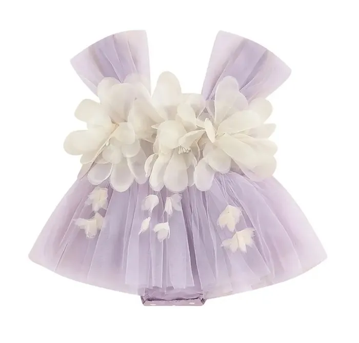 فستان باللون البنفسي الناعم مع تنسيق ورود باللون الابيض