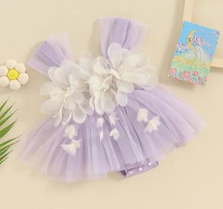 فستان باللون البنفسي الناعم مع تنسيق ورود باللون الابيض