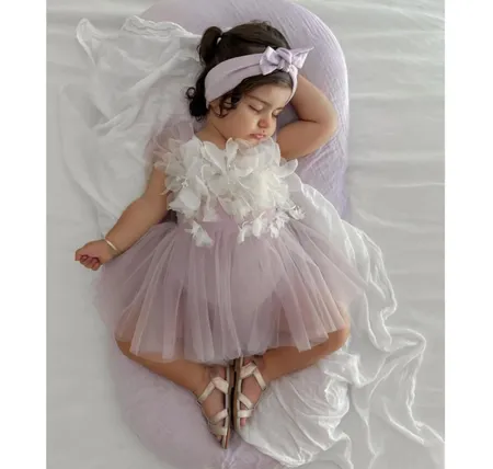 فستان باللون البنفسي الناعم مع تنسيق ورود باللون الابيض